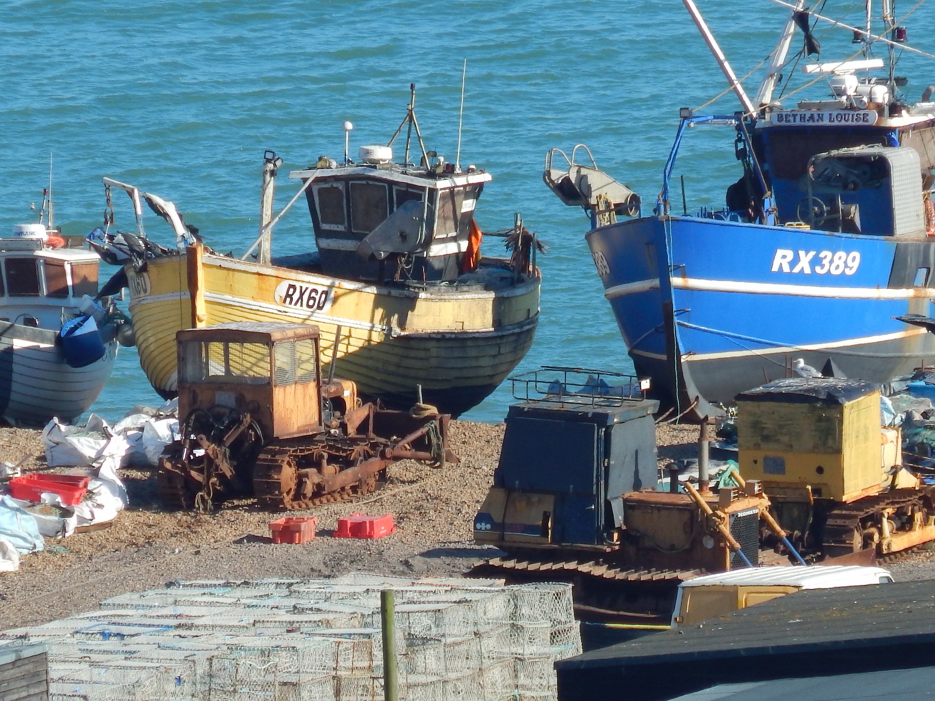 Fishing boats hauled out on the beach at Hastings, Southern England (© V. Morgan)